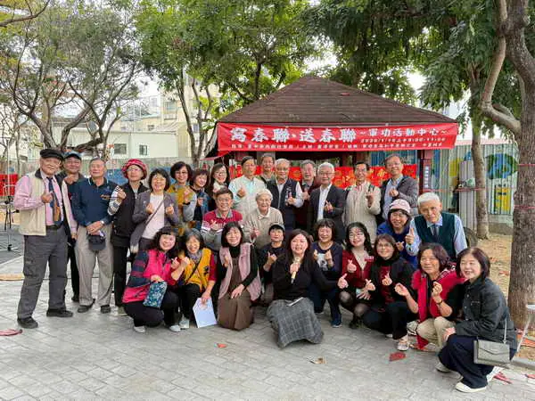 中臺攜手軍功社區青銀揮毫迎馬年1