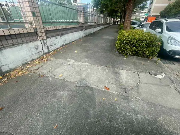 市議員陳雅惠質疑人行道工程推動缺乏整體規劃1