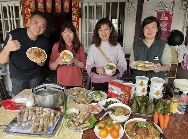 劉女士贈100份年菜禮盒賀新年雲林家扶社工到宅為阿公阿嬤烹飪佳餚1