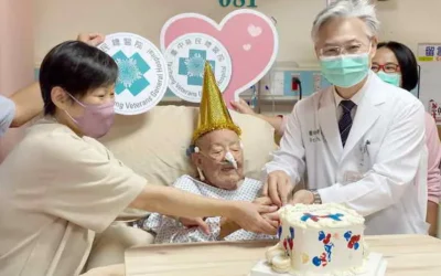國慶送暖中榮為103歲住院榮民慶生