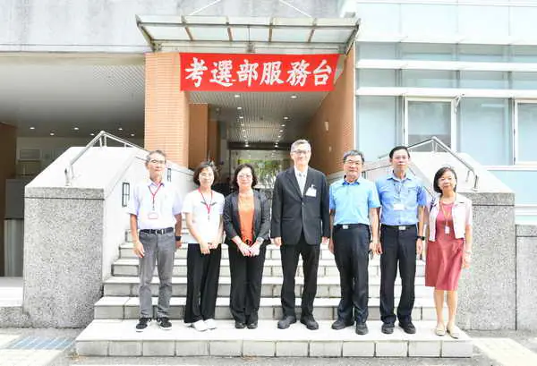 彰化縣政府秘書長蔡明娟與典試委員黃東益巡視114年高普考彰化考區1