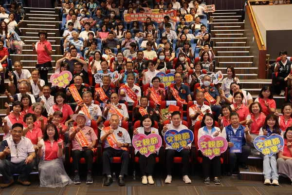 張麗善縣長表揚雲林縣115年度33位模範父親及12位好人好事代表 祝福全天下的爸爸