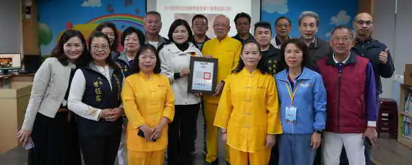 原始宮捐助學童午餐費11年不輟 張麗善縣長赴民生國小致贈感謝狀1