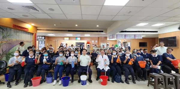 迎評鑑展現120分醫療品質 斗六慈院百人齊心大掃除1
