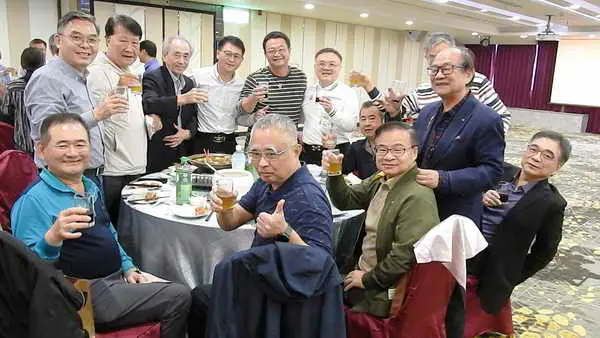 東京學院院士也是嘉義大學校友會理事長貿立實業股份有限公司董事長劉學文17日在三好舉辦尾牙餐會溫馨滿場