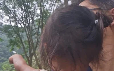 小手指向回家路!仁愛暖警溫柔安撫迷途女童,巧用部落網絡助返家