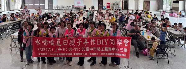 市議員陳雅惠與近200人齊聚手作發財樹小夜燈 水噹噹協會第9年辦親子DIY1圖一