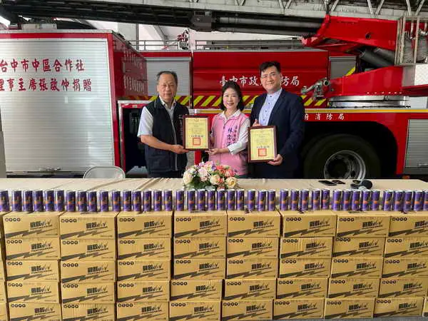 議員攜手企業捐贈200箱能量飲料 為消防英雄補充能量1