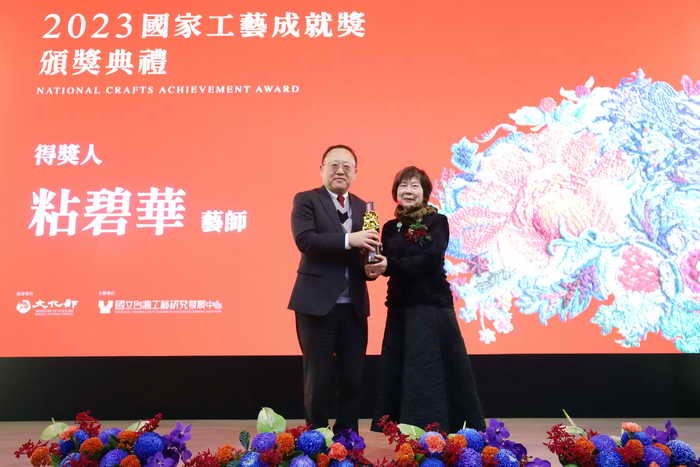 2023國家工藝成就獎今頒獎 肯定粘碧華藝師於臺灣刺繡工藝成就與貢獻1