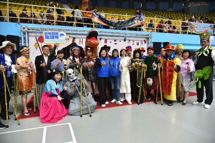 2024國際友誼年新春團拜 雲縣府國際服裝竹杖健走秀展創意1