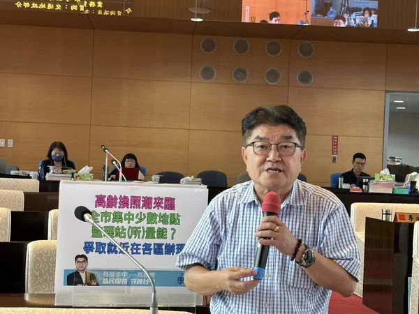 市議員李中指最近許多長者提出換照需求