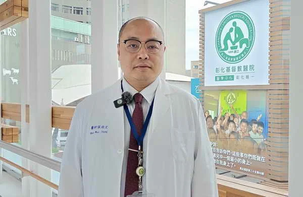 搶救手術醫師浴血奮戰