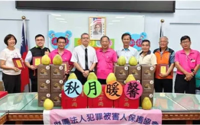 中秋前夕送暖！投檢攜手南投犯保走入被害家庭「秋月暖馨」慰問金、月餅送到家