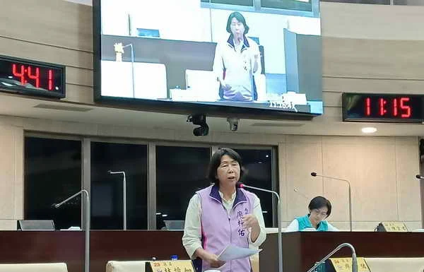 南投縣議員廖梓佑關心中寮鄉投22線至投26線環鄉道路急需拓寬道路案進度在議會質詢工務處長張弘岳1