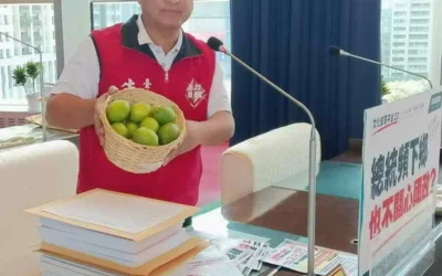 台中市議員朱元宏於市議會總質詢關注 在野大聯盟」變「在野大檸檬」朱元宏搬一箱檸檬進議場：人人都是選民，也是酸民！第二題，朱元宏將焦點轉向近期政治議題