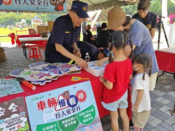 斗六文旦節警民同樂　斗六警宣導交安  防詐及反毒