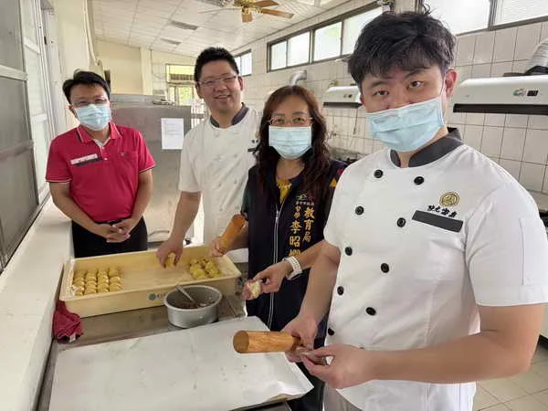 【糕餅老店陳允寶泉中秋前進偏鄉，攜手和平國中手作月餅傳愛】