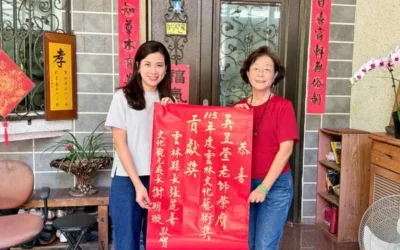 115年度雲林文化藝術獎貢獻獎得主吳昱瑩老師，10月1日雲林文觀處長謝明璇代表縣長致意並貼紅榜歡樂溫馨滿園