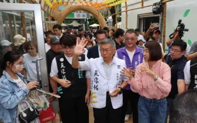 南投縣長許淑華陪「柯P」柯文哲逛茶博 粉絲如潮爭相合影熱度旺