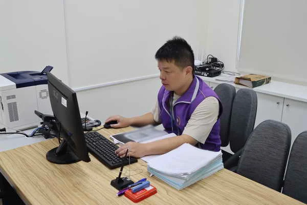 執行有力度 關懷有溫度 彰化分署同仁柔性勸導 交通專案展現公義與關懷 近80件案件一次繳清