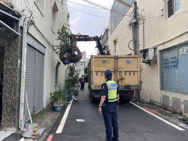 斗六警持續執行清道勤務 攜手清潔隊淨化市區交通環境1