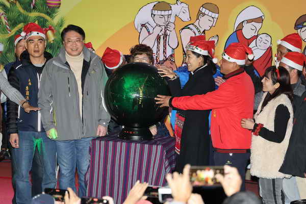 26公尺高聖誕樹在全台最大原民部落信義鄉羅娜燦爛點燈1