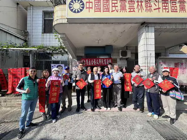 由恩主公藝文學苑黃登仕老師攜手顏忠義議員服務處共同舉辦之斗南鎮社區春聯揮毫接力迎新春活動第2場29日索取春聯絡繹不絕1