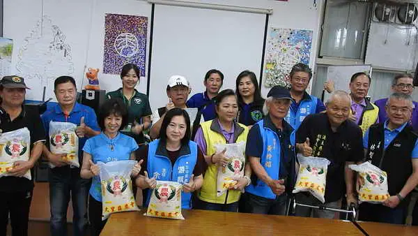 雲邑法主慈善會會長張根源發起到鹿谷秀峰社區致贈3000公斤白米解決燃眉之急1