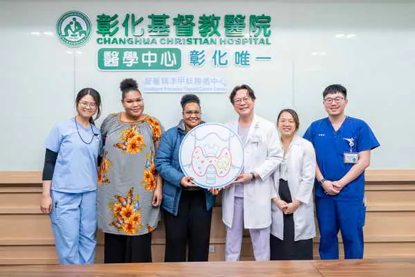 30歲外國女飛越半個地球治療甲狀腺癌1