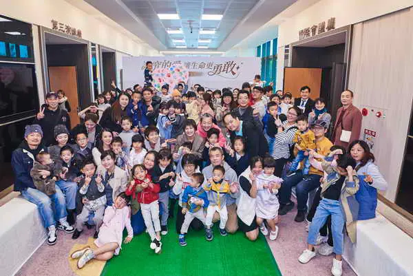 中山附醫38早產兒回娘家溫馨時裝走秀1