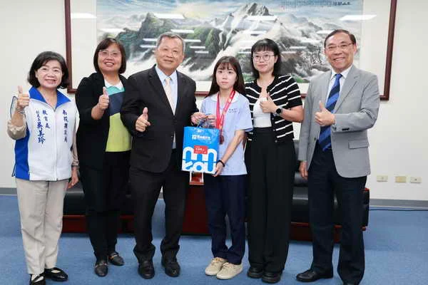 南投縣府表揚本縣榮獲台新青少年志工菁英獎4位得主及南投高商