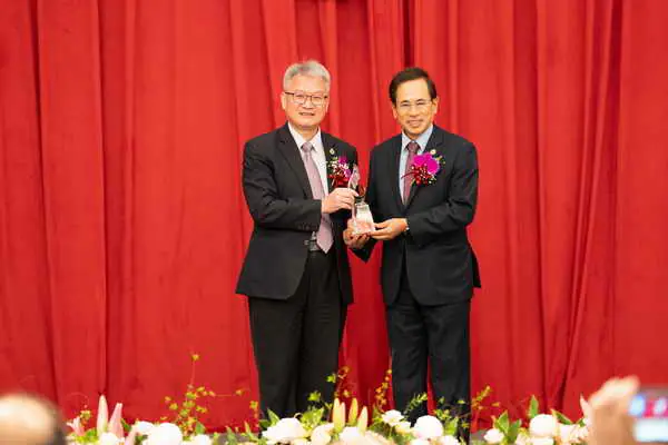 中山醫大65週年慶頒吳元煌名譽博士1