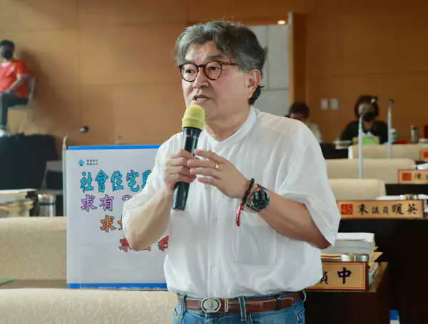 台中市議員李中建議市府未來應興建每間坪數約6坪的青年工作宅與老人養老宅