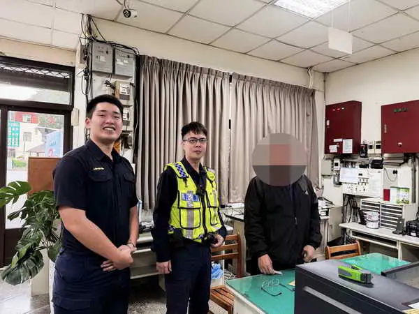 中年男臨櫃70萬險遭騙 行員與警方神救援