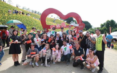 8國21名外籍生虎山巖賞金針花海 現場直播邀親友到台灣賞花