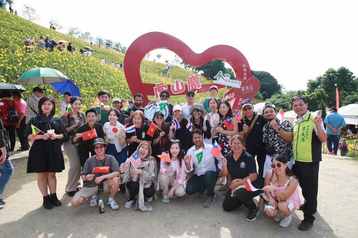 8國21名外籍生虎山巖賞金針花海 現場直播邀親友到台灣賞花