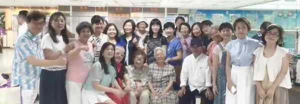96歲高齡許秀枝畫展於10日早上十點在雲林國稅局舉行開幕式場面熱絡1
