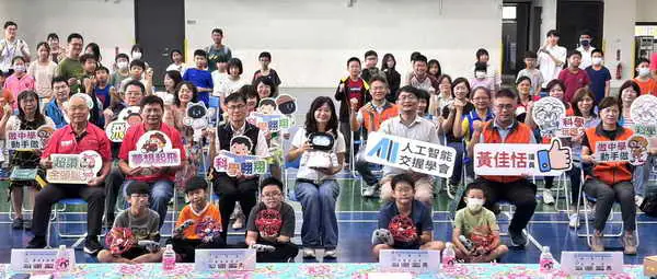 AI機器人夏令營成果驚豔登場 黃佳恬議員領航屯區未來教育1