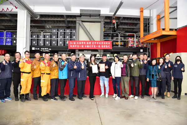 Do Mi美語學校創辦人陳榆妡捐贈國光分隊冷氣 中市消防