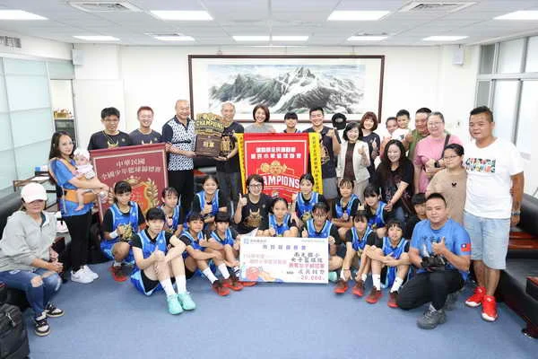 南光國小女籃勇奪全國EBL冠軍 許縣長表揚力讚1