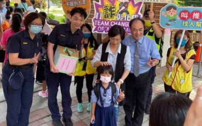 Surprise開學日 「縣長媽媽」保護你 宣導獎品一起來 彰警護童總動員 標語拿獎品喔!