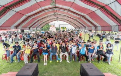 草屯「童心飛揚」水樂園吸引1,500人同樂！議員林友友化身孩子王與學童打水仗