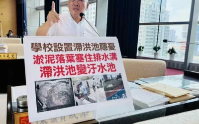 大雨淤泥落葉沖入學校滯洪池造成淹水,陳成添議員建議改善排水並編列維護經費