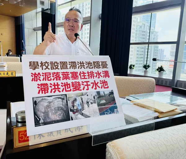 大雨淤泥落葉沖入學校滯洪池造成淹水