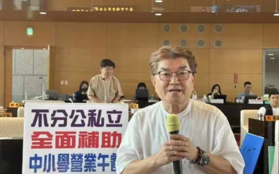 李中在市政總質詢時先感謝盧秀燕市長擴大午餐免費範圍至私立中小學