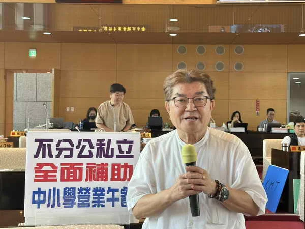 李中在市政總質詢時先感謝盧秀燕市長擴大午餐免費範圍至私立中小學