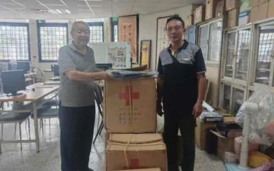 彰化縣記者公會秘書長林棋轉送和美鎮中圍里長李松春代爲分發里內基層中低收入戶新衣褲以作為禦寒之用