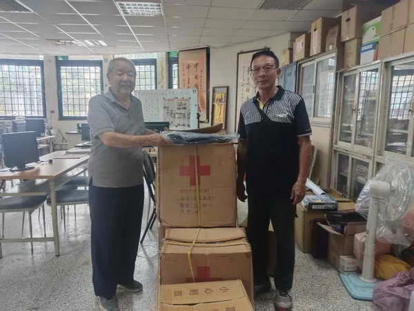 彰化縣記者公會秘書長林棋轉送和美鎮中圍里長李松春代爲分發里內基層中低收入戶新衣褲以作為禦寒之用
