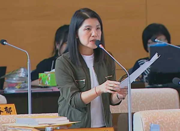 臺中市議員張廖乃綸要求中央應該盡速與台中市政府聯繫處理工安及空污負責