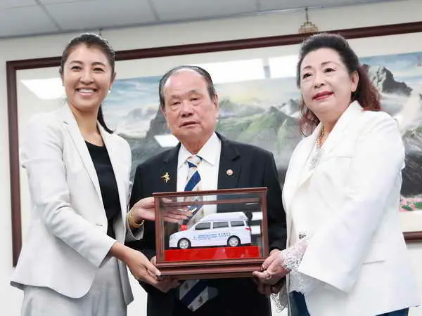 上準衡器贈車助長照 創世基金會草屯分院獲配車輛1